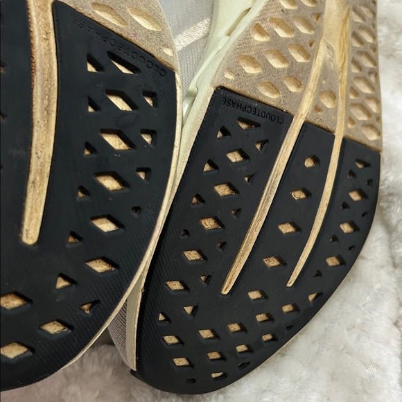 ON 10 W CLOUDSURFER
Mineral/ Aloe Running Shoes 3WD10442078 Cloudtec Helion - Picture 13 of 15